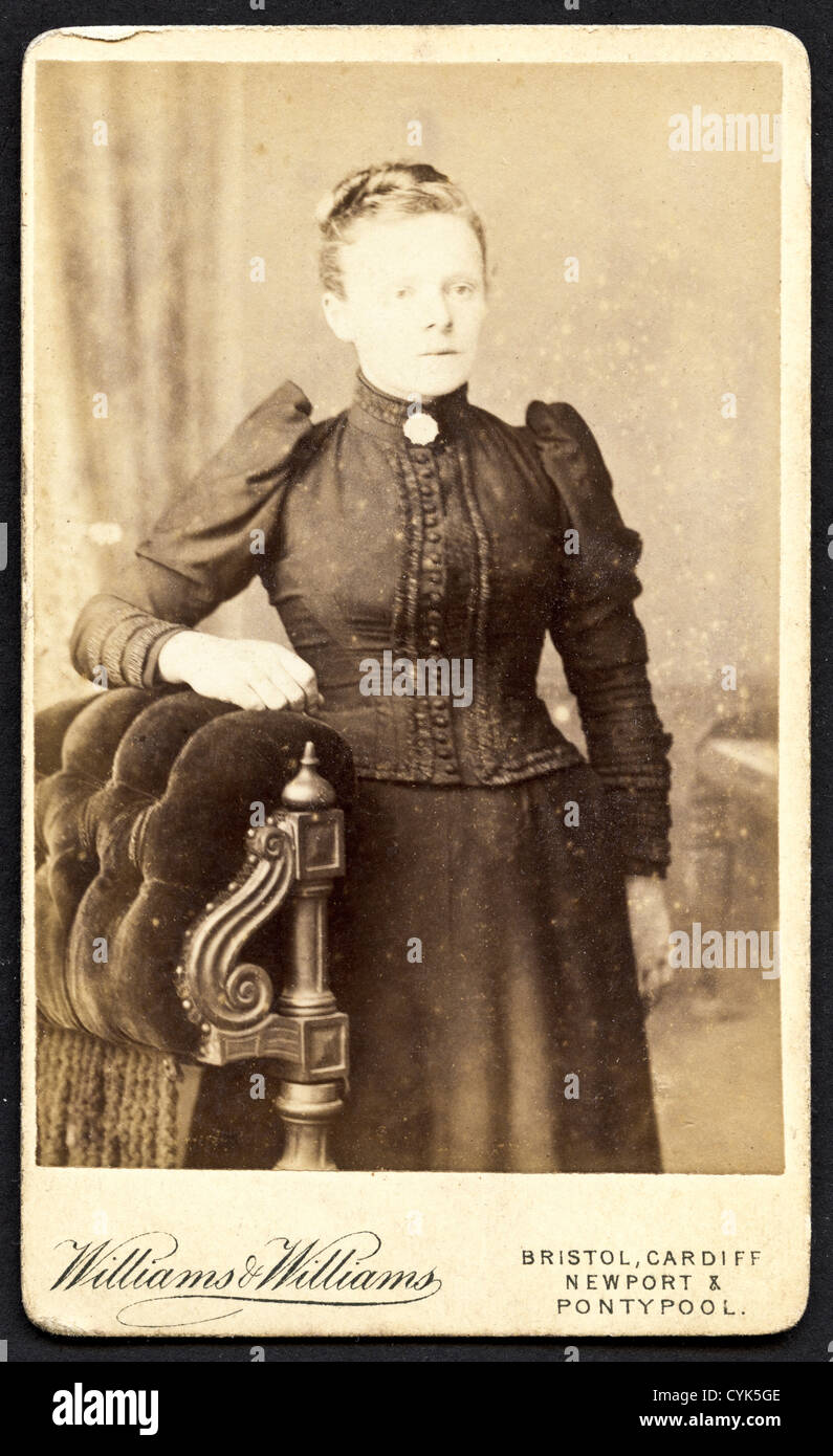 Ritratto di studio di una donna vittoriana intorno al 1890 di fotografi Williams & Williams, Galles del Sud, Regno Unito Foto Stock