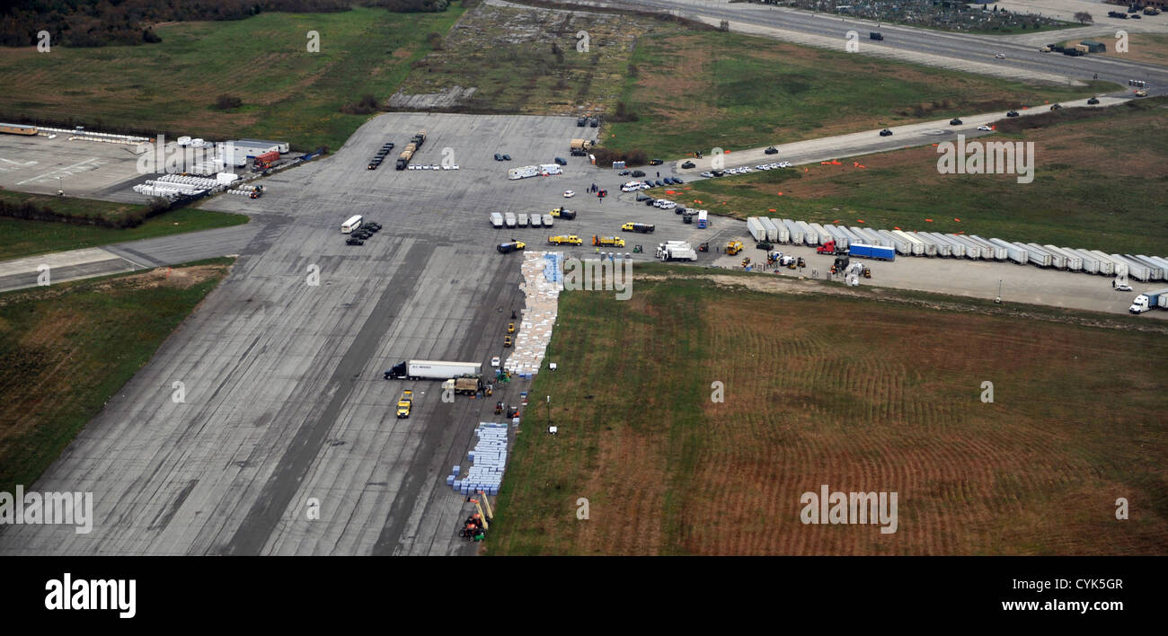 La Guardia Nazionale e la Federal Emergency Management Agency asset in fase di New York, come si è visto come l'esercito gen. Frank erba, il capo di stato Foto Stock La Guardia Nazionale e la Federal Emergency Management Agency asset in fase di New York, come si è visto come l'esercito gen. Frank erba, il capo di stato Foto Stock