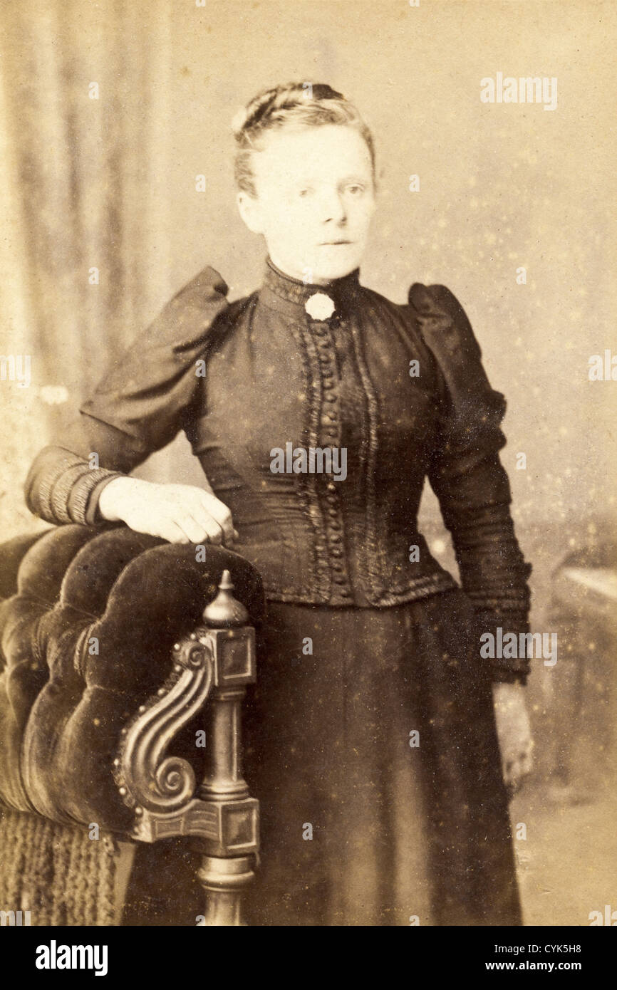 Ritratto di studio di una donna vittoriana intorno al 1890 di fotografi Williams & Williams, Galles del Sud, Regno Unito Foto Stock