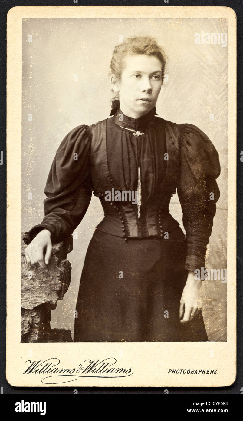 Ritratto di studio di una donna vittoriana intorno al 1890 di fotografi Williams & Williams, Galles del Sud, Regno Unito Foto Stock