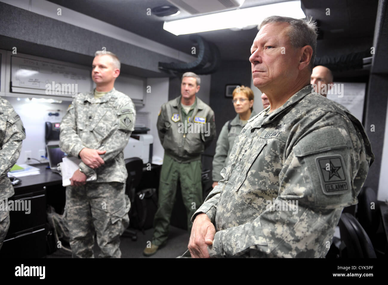 Esercito gen. Frank erba, il capo delle guardie nazionali Ufficio di presidenza viene informato sull'U.S. Esercito di ingegneri di lavoro de-watering Foto Stock