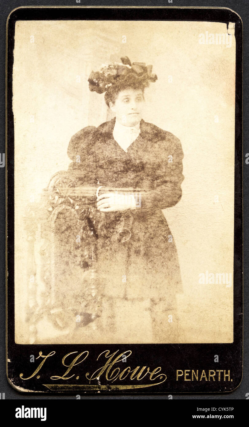 Donna vittoriana ritratto in studio circa 1890s dal fotografo J.L. Howe di Penarth South Wales UK Foto Stock