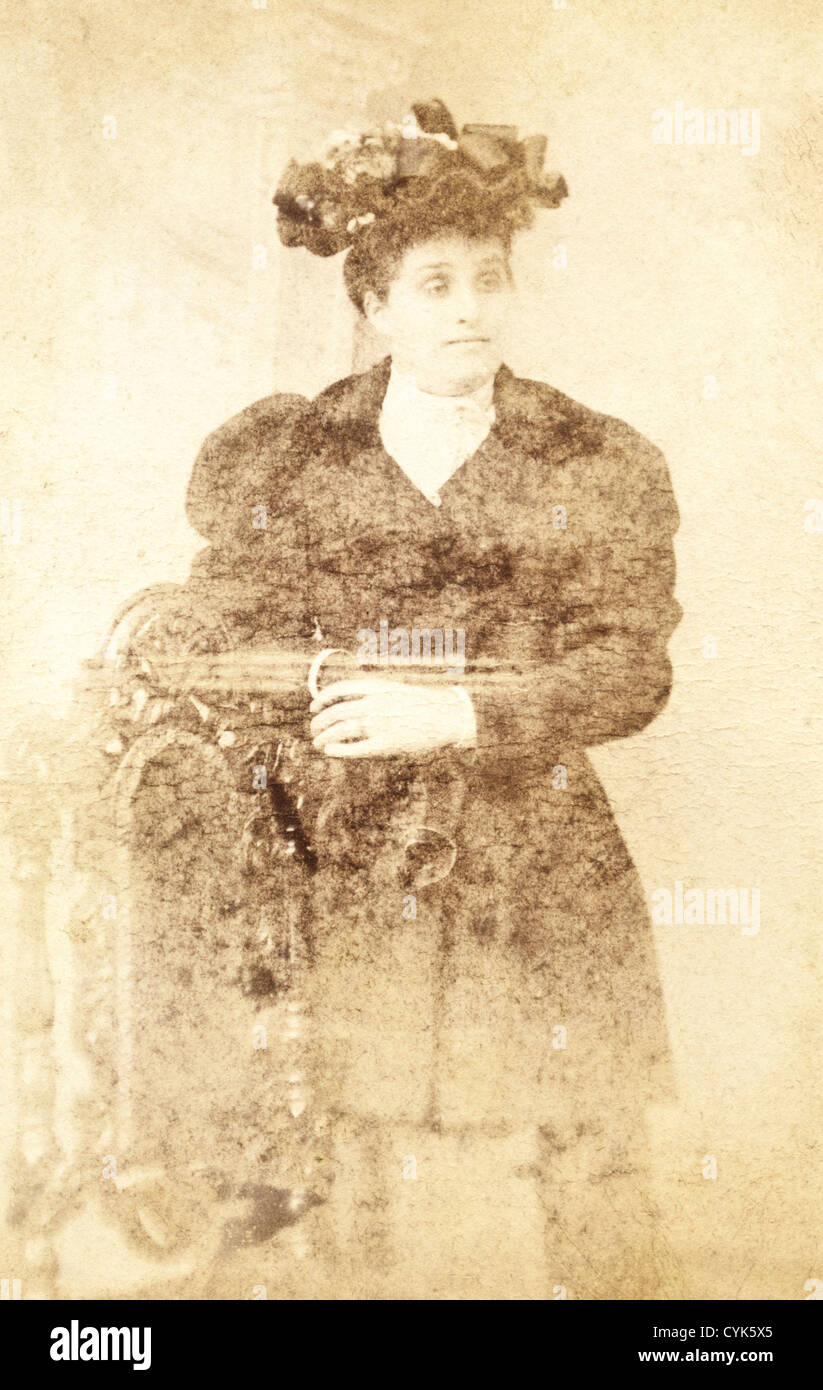 Donna vittoriana ritratto in studio circa 1890s dal fotografo J.L. Howe di Penarth South Wales UK Foto Stock