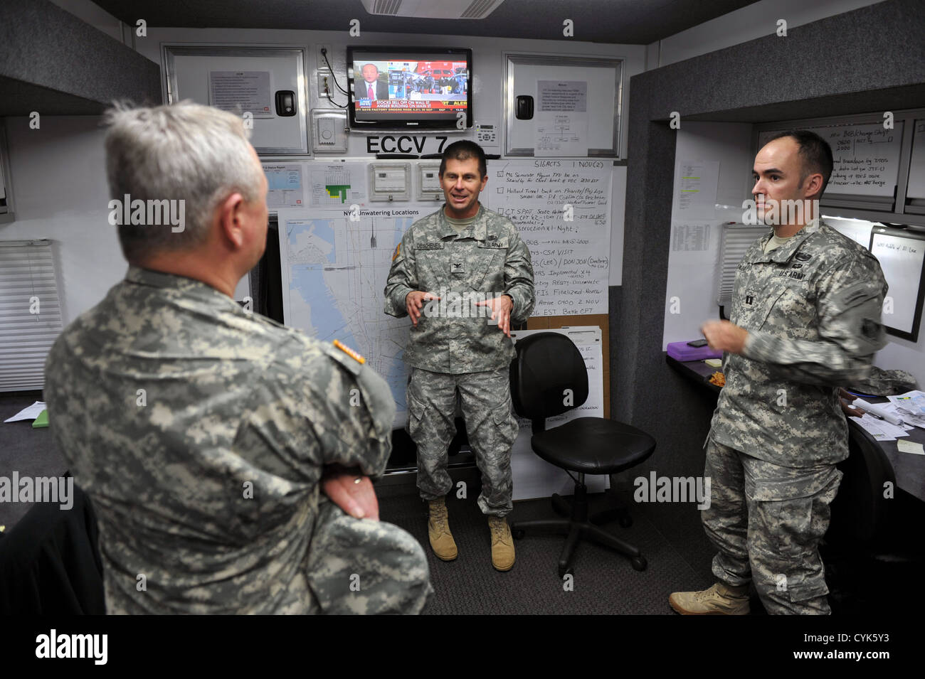 Esercito gen. Frank erba, il capo delle guardie nazionali Ufficio di presidenza viene informato sull'U.S. Esercito di ingegneri di lavoro de-watering Foto Stock