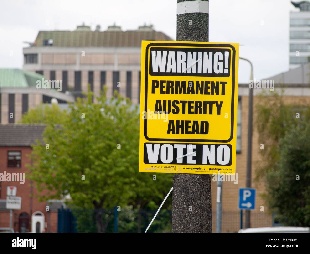 Agitazione politica manifesti a Dublino prima della votazione di austerità in Irlanda, ben pensato di slogan Foto Stock