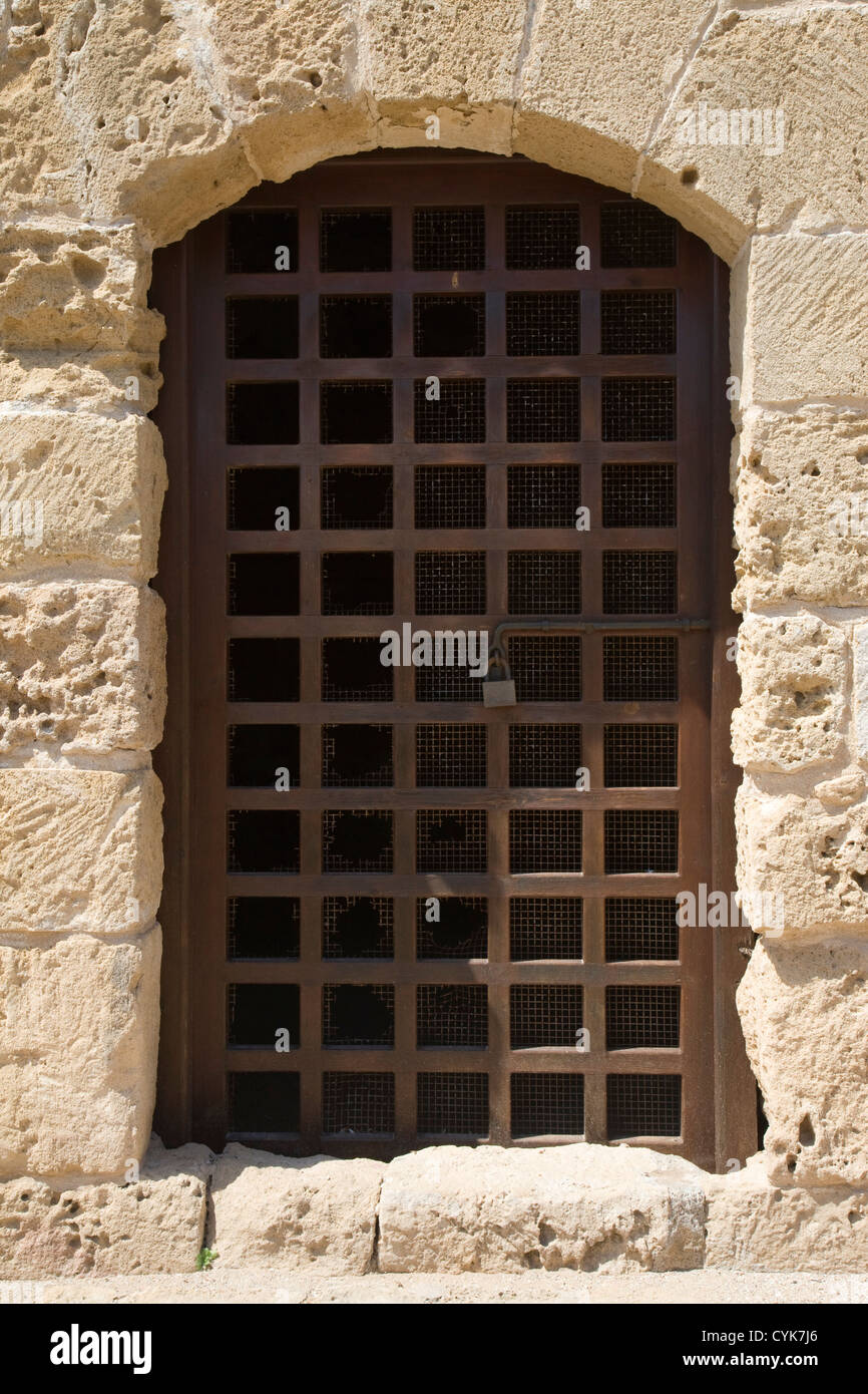 Un reticolo hatch gate nel porto di Paphos Fort, Cipro. Foto Stock