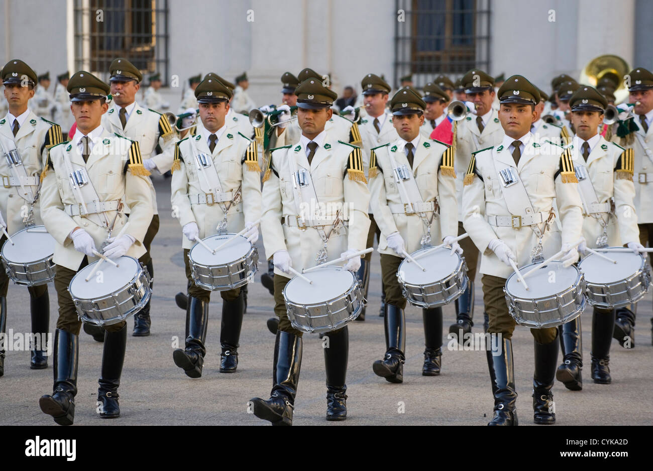 Santiago del Cile. Sud America. La banda militare suona al cambio della guardia al Palacio de la Moneda, Cile. Foto Stock