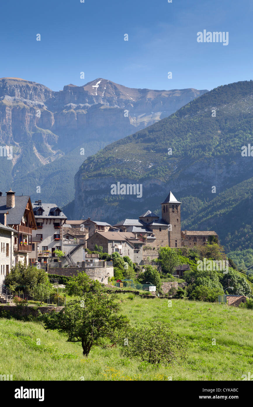 Torla; vicino Ordessa Parco Nazionale; Pirenei; Spagna; estivo; Foto Stock