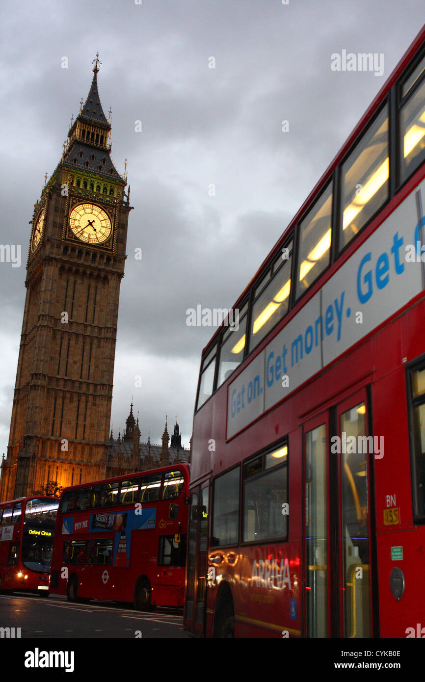 Gli autobus di Londra in viaggio verso le Case del Parlamento con il Big Ben a distanza Foto Stock