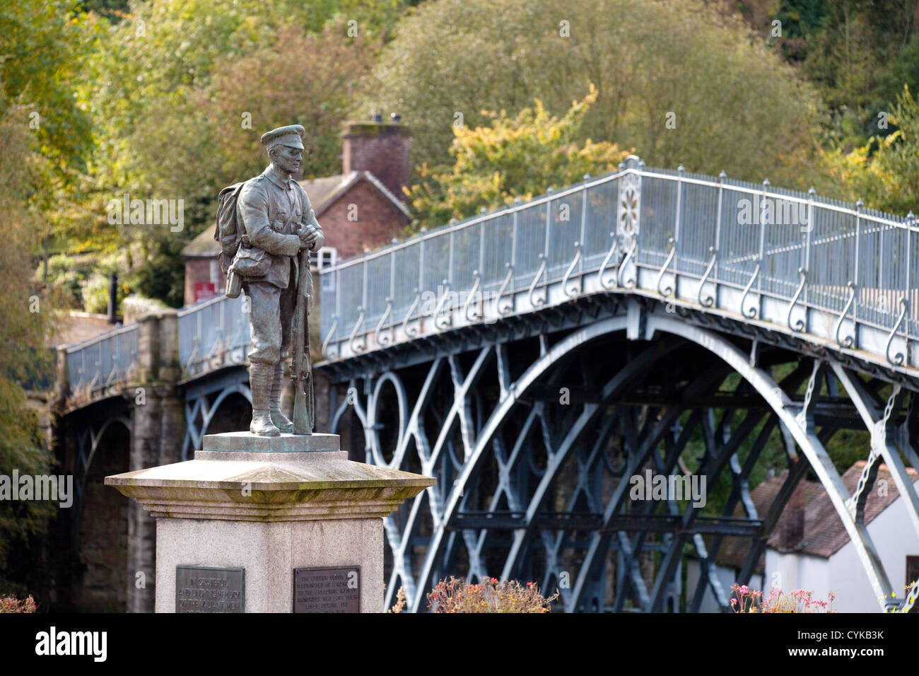 Il memoriale di guerra e ponte di Ironbridge nello Shropshire, Regno Unito Foto Stock