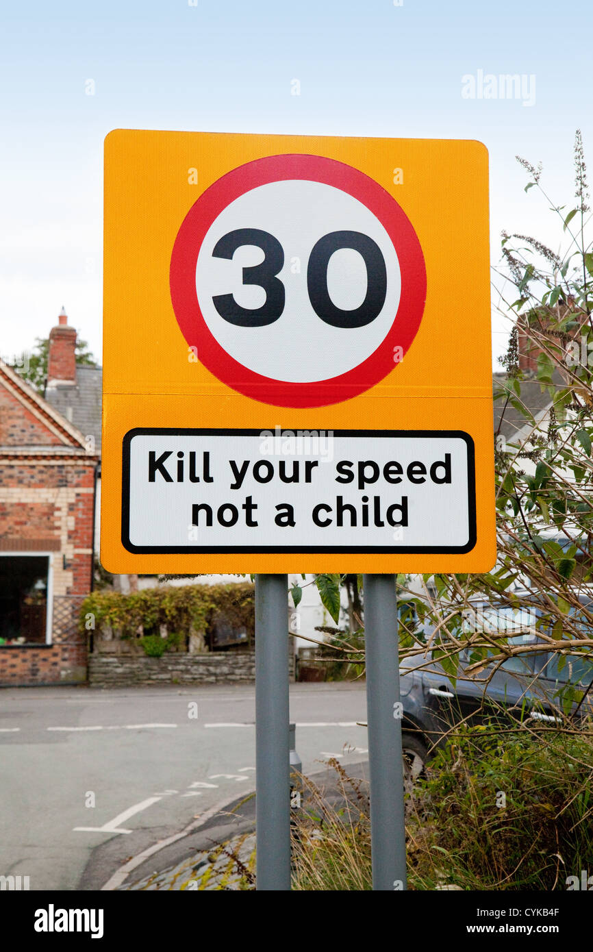 Segnale limite di velocità UK; 30 mph 'Kill your speed not a child' segnale stradale, UK Foto Stock