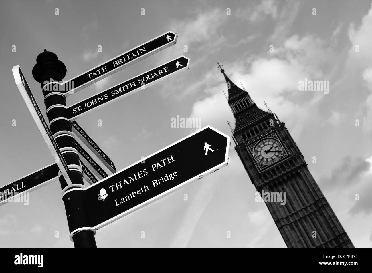 Informazioni turistiche segni e Big Ben contro il cielo come sfondo Foto Stock