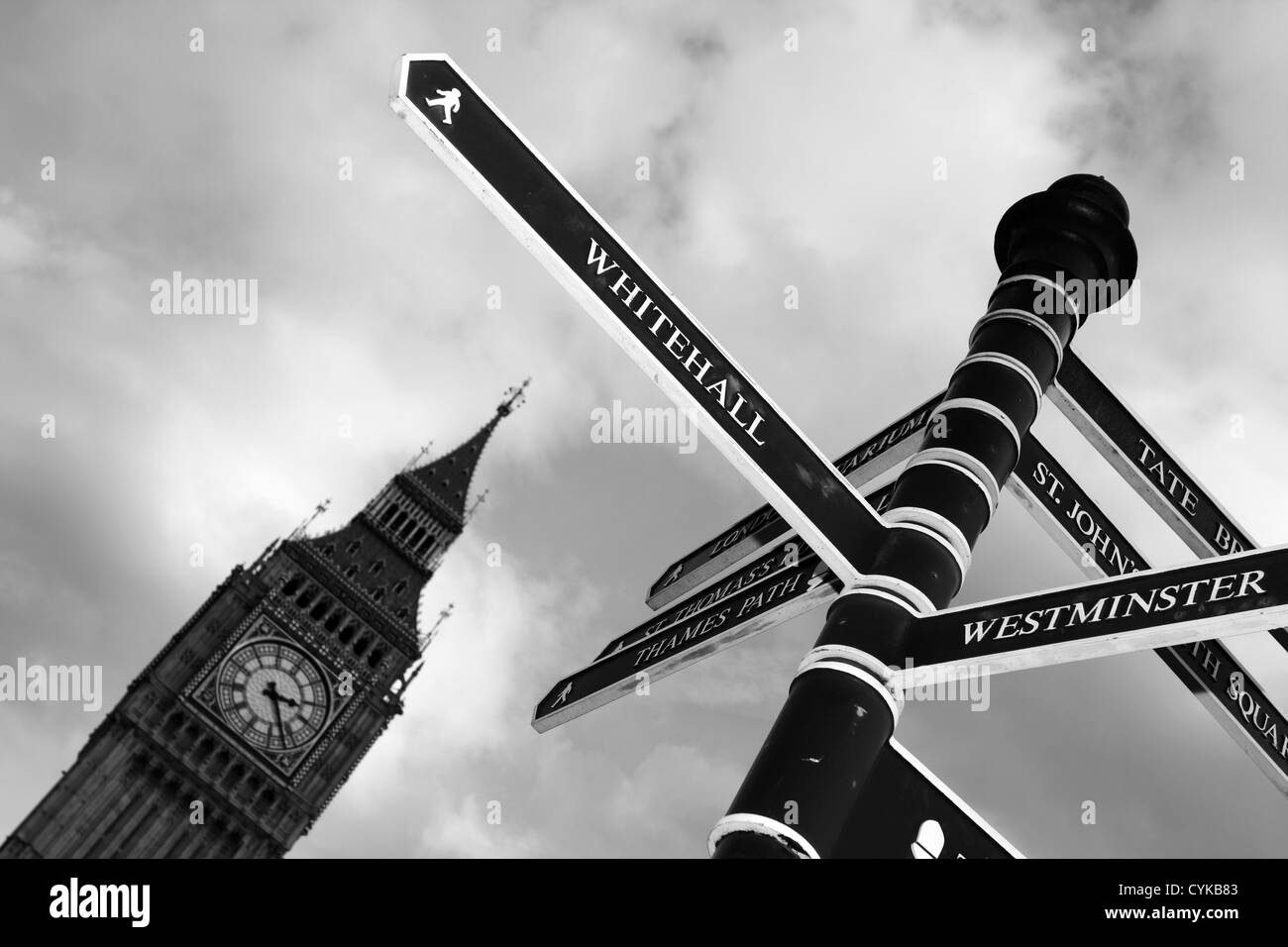 Informazioni turistiche segni e Big Ben contro il cielo come sfondo Foto Stock