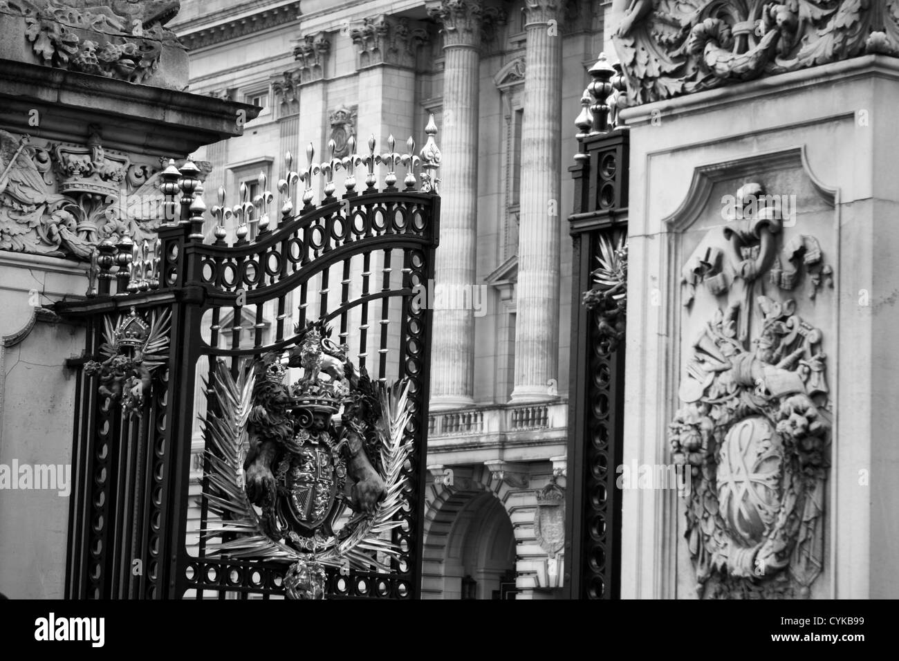 Aprire i cancelli di fronte a Buckingham Palace Foto Stock