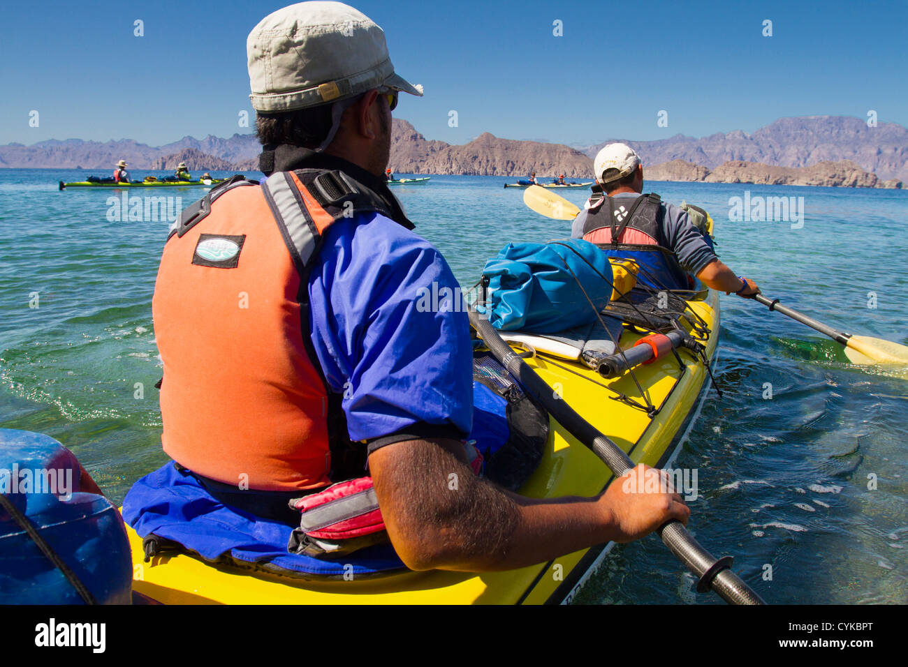 Isla Carmen, Mare di Cortez, Baja, Messico. Kayak di mare guide lanciare un doppio kayak da Punta Arena su Isla Carmen. (MR) Foto Stock