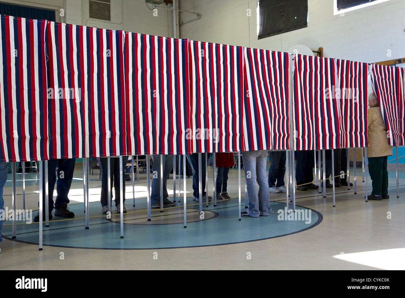 New Hampshire elettori votare per il Presidente degli Stati Uniti, New Hampshire governatore e altri stato e uffici locali, a Claremont, New Hampshire, 6 novembre 2012. Foto Stock