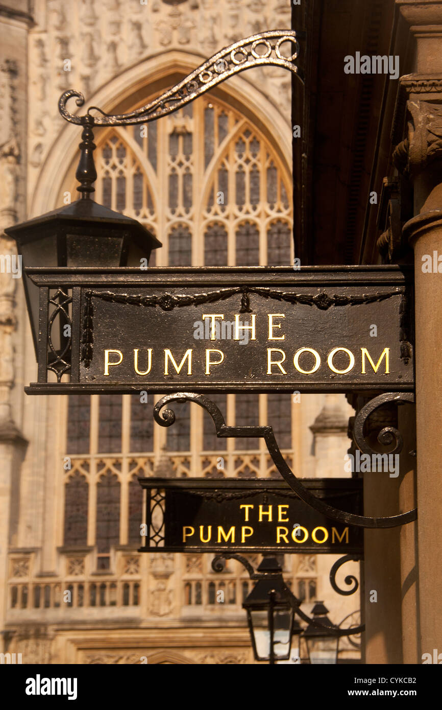 Pompa segni di camera con finestra Occidentale della chiesa abbaziale nel bagno di sfondo Somerset England Regno Unito Foto Stock