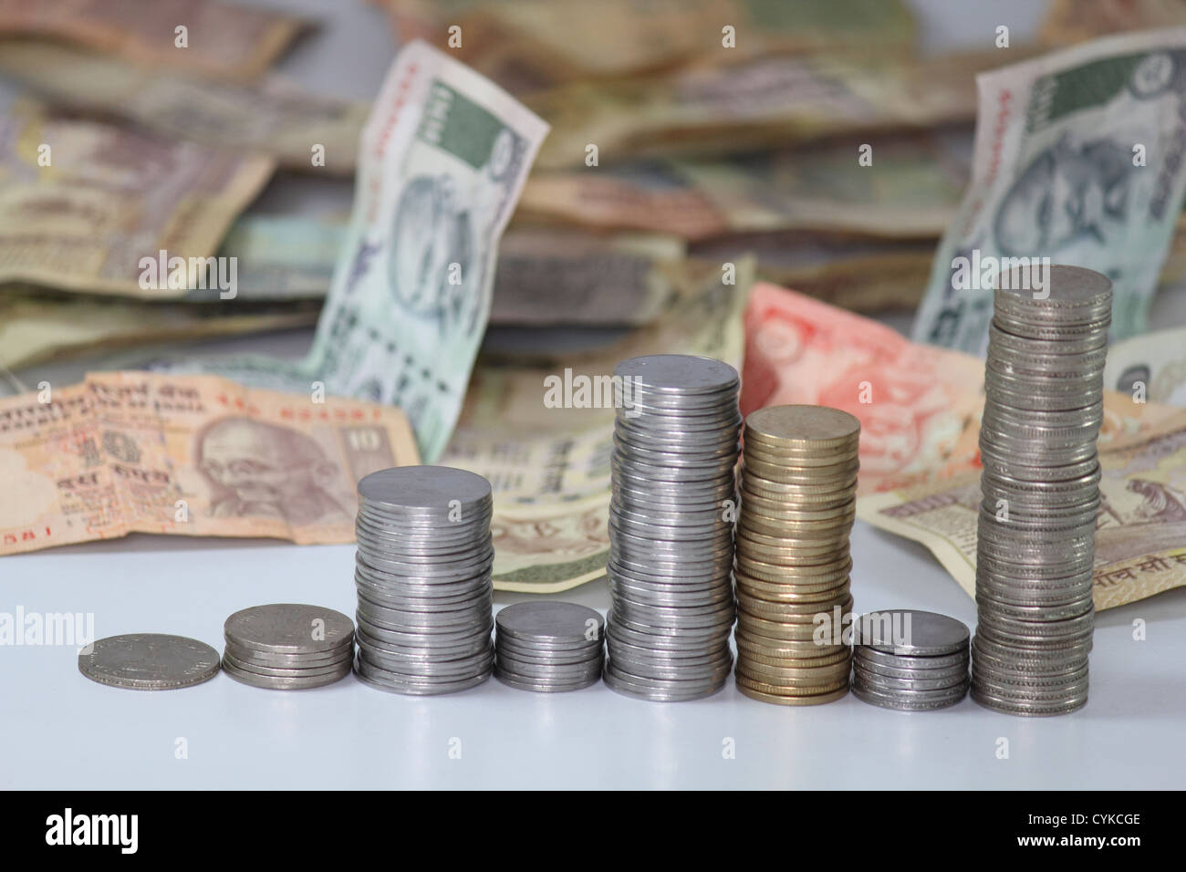 Monete indiano pila in forma di grafico a barre con Rupie indiane Foto Stock