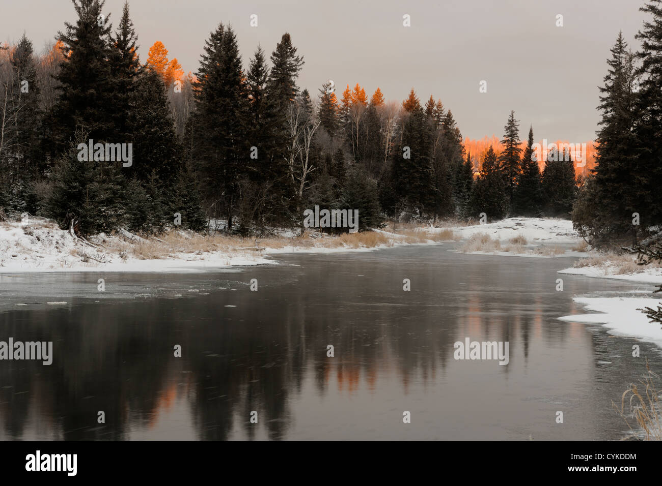 Junction Creek all'alba all'inizio dell'inverno, maggiore Sudbury, Ontario, Canada Foto Stock