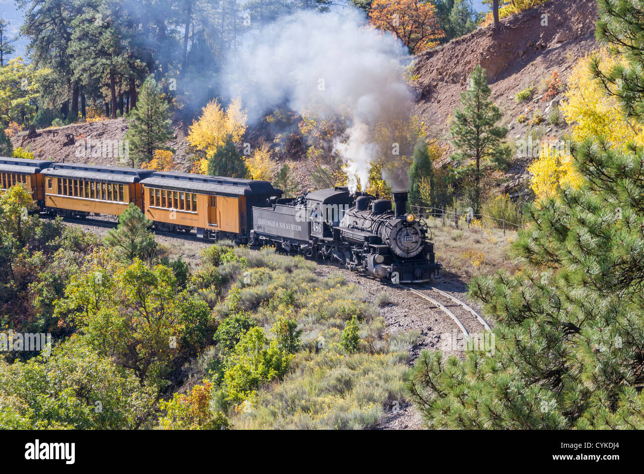 1925 2-8-2 Mikado tipo Baldwin locomotiva a vapore che traina storico treno misto consistono circa per passare sotto la US 550 vicino Durango, Colorado. Foto Stock