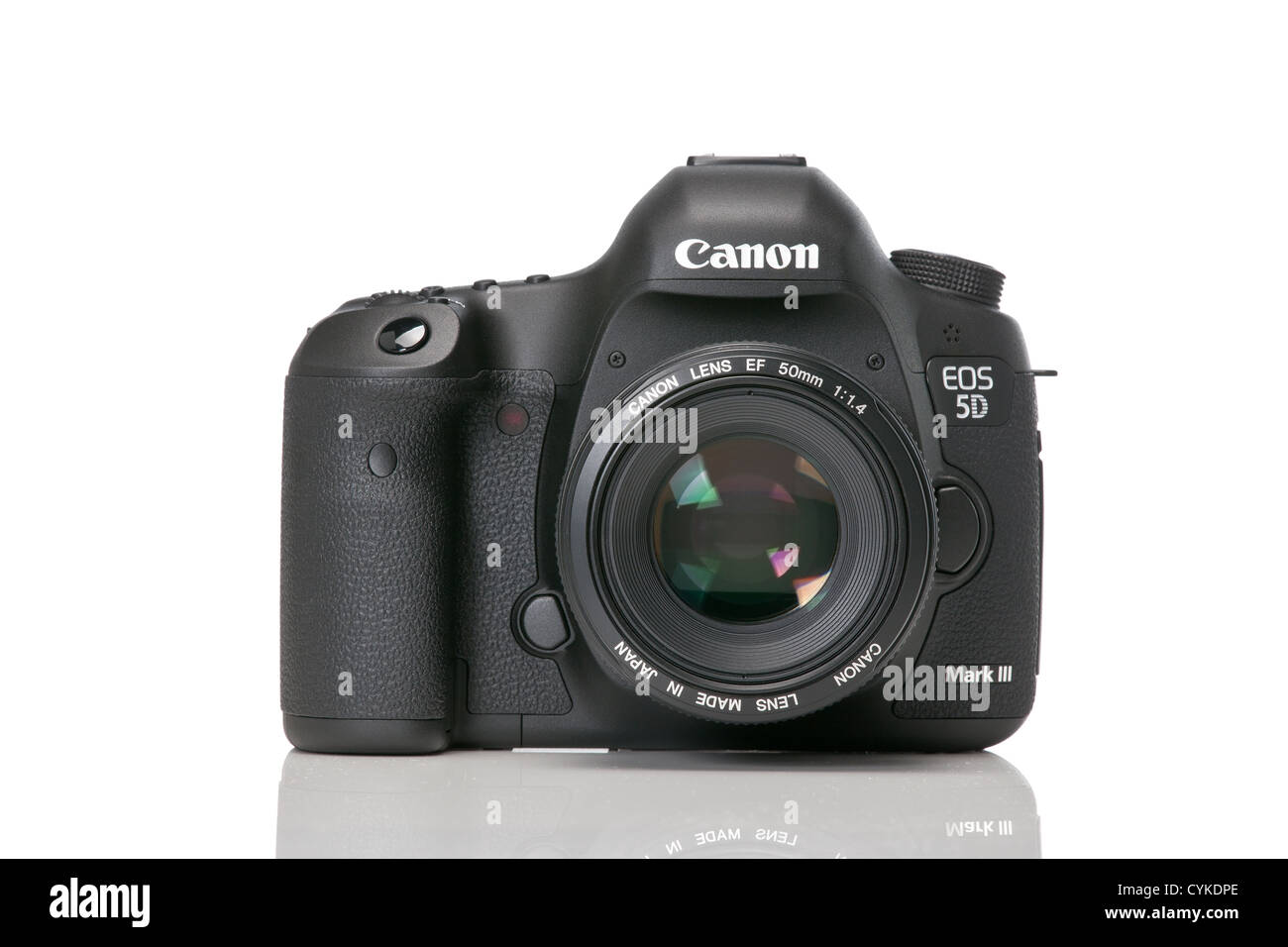5D MK III 3 con lente da 50 mm su fotocamera DSLR contro uno sfondo bianco. Foto Stock 5D MK III 3 con lente da 50 mm su fotocamera DSLR contro uno sfondo bianco. Foto Stock