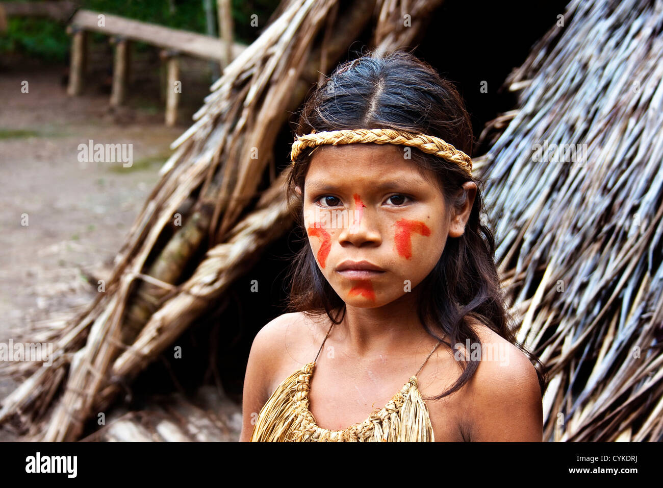 Ragazza giovane pone al di fuori del suo villaggio tribale in Amazzonia peruviana giungla vicino Iguitos, Perù. Foto Stock