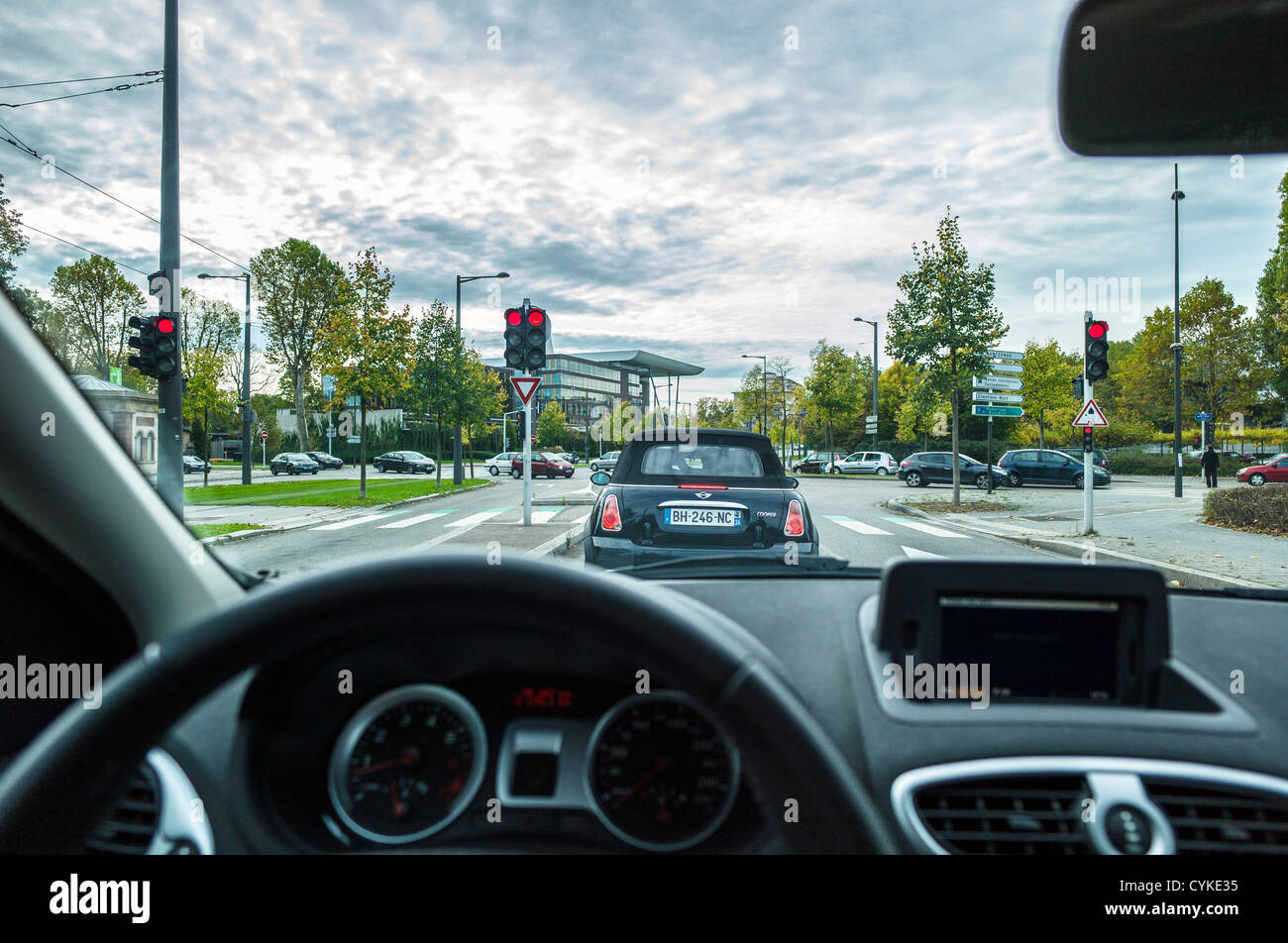 Vista dell'autista dall'interno dell'auto mentre si guida Strasburgo Alsazia Francia Europa Foto Stock