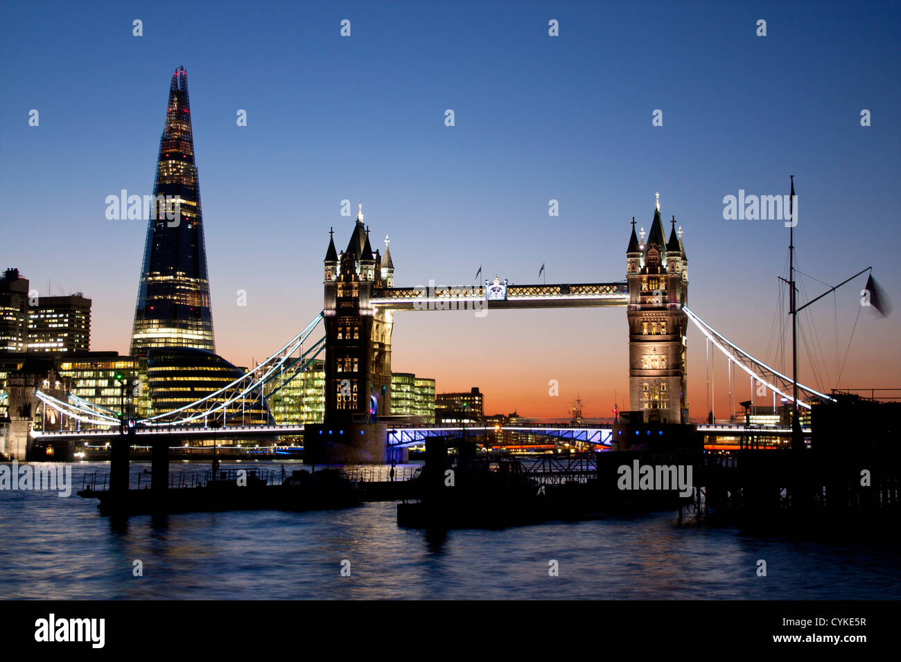 New London skyline della città con il Tower Bridge e Renzo Piano: grattacielo il frammento di vetro di notte / Crepuscolo Londra Inghilterra REGNO UNITO Foto Stock
