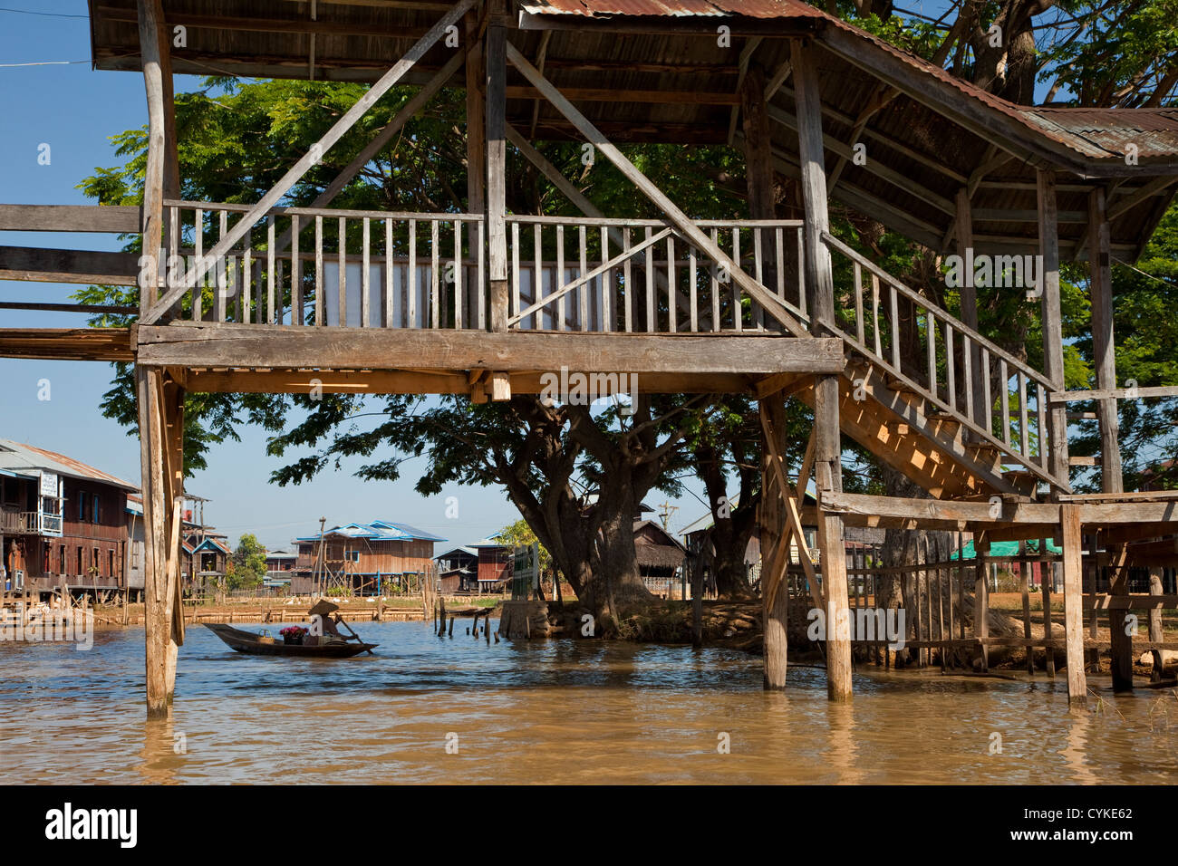 Myanmar Birmania. Ponte pedonale nel villaggio, Lago Inle, Stato di Shan. Foto Stock