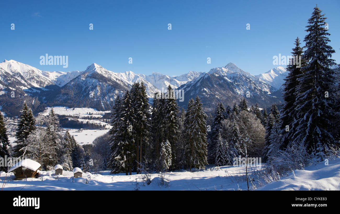 Cime coperte di neve nelle Alpi Allgaeu Germania vicino a Oberstdorf Foto Stock