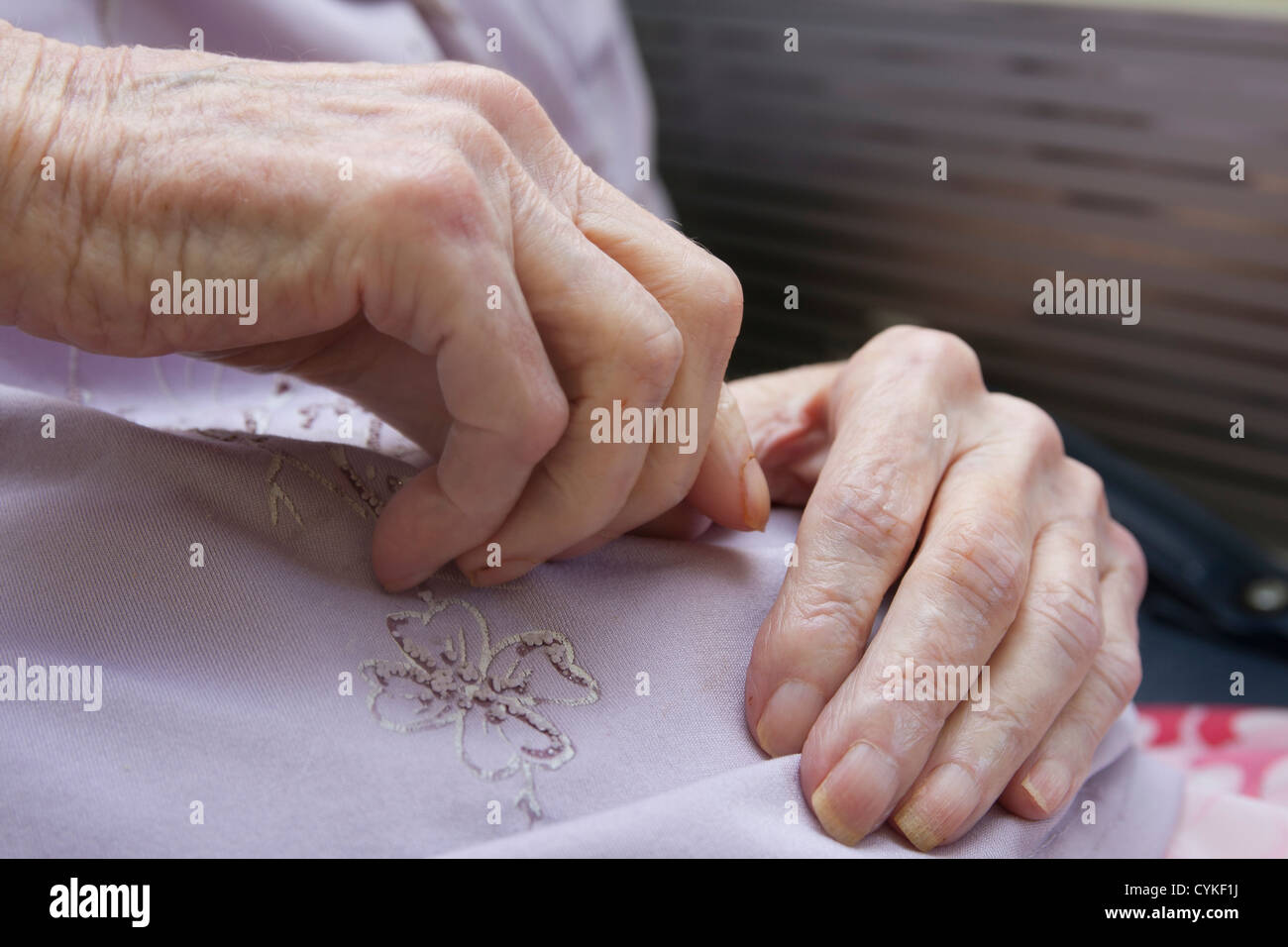 Mani di molto vecchia donna Foto Stock