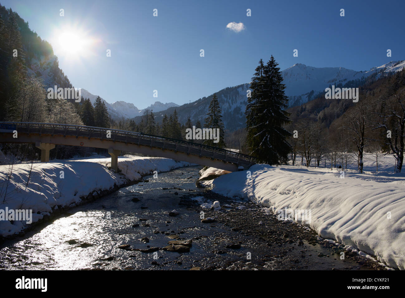Soleggiata giornata invernale nella valle Stillach Foto Stock