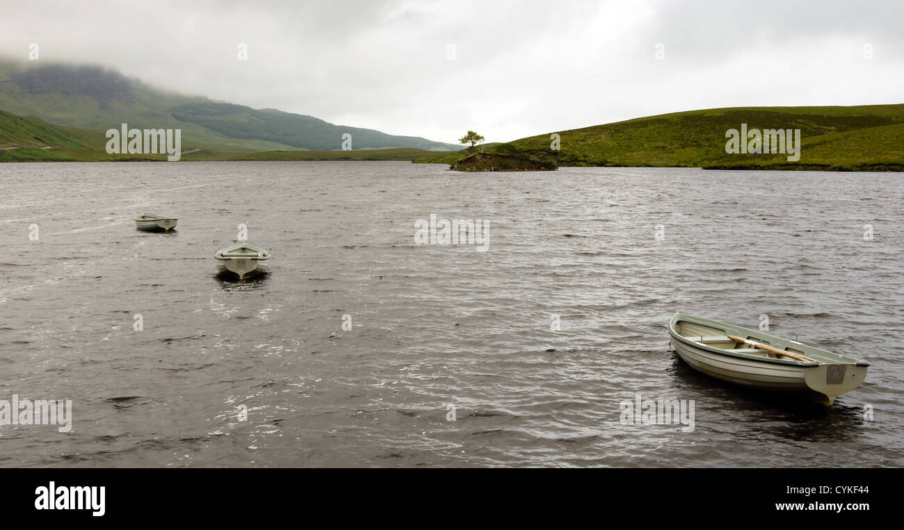 Barche sul Loch Fada, Isola di Skye in Scozia Foto Stock