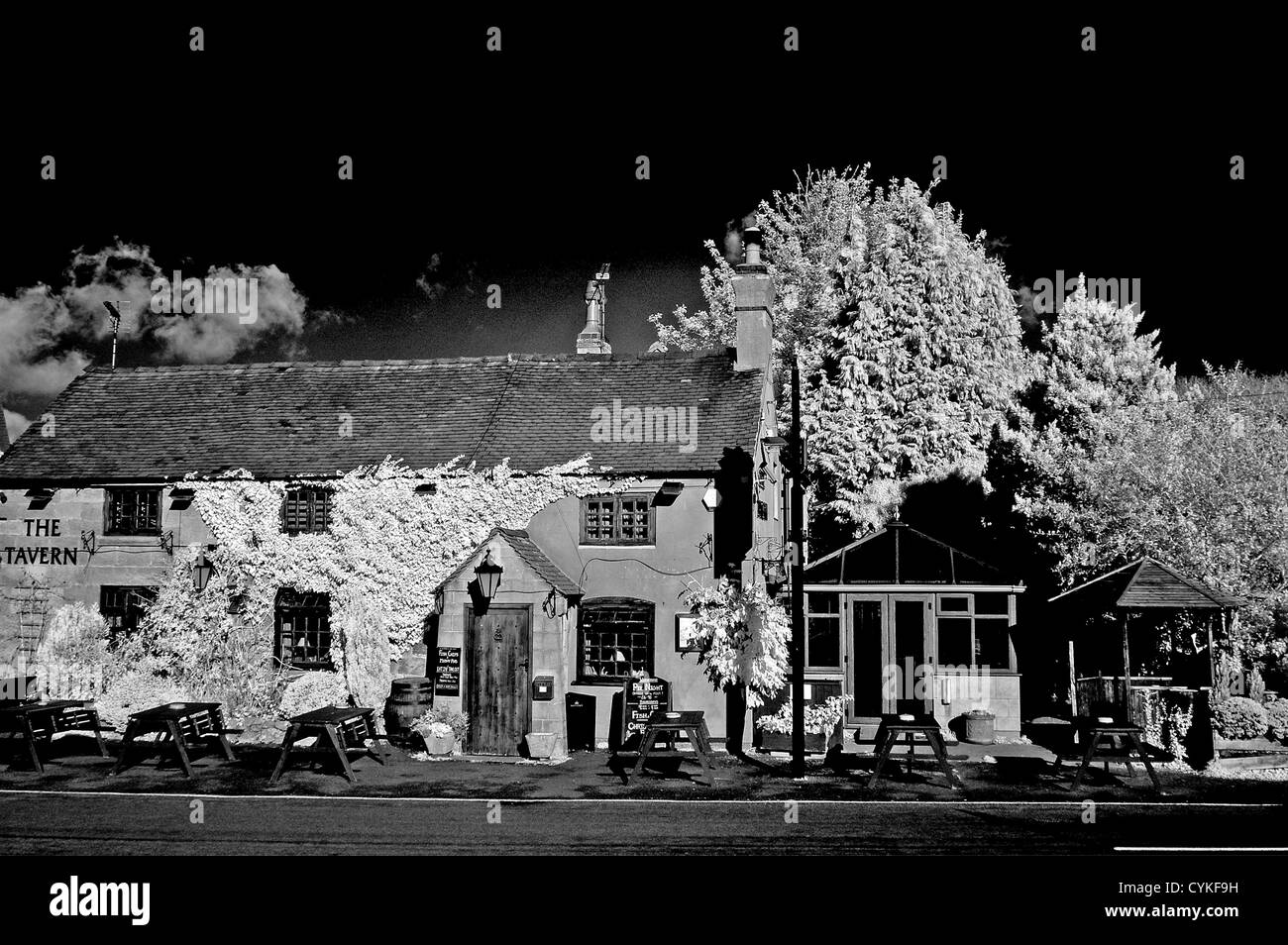 La Taverna Denstone Uttoxeter Staffordshire monocromatico a infrarossi Foto Stock