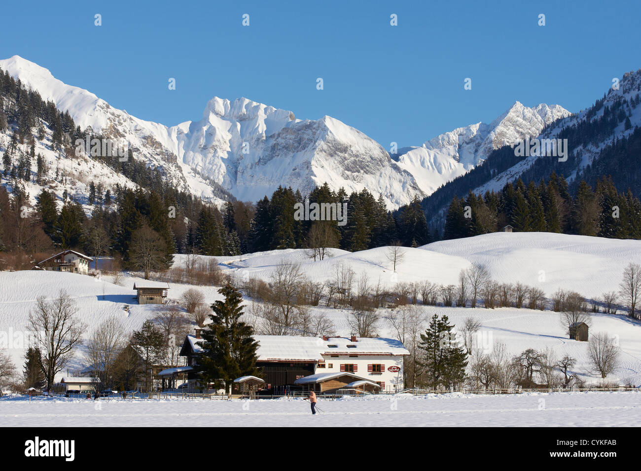 Soleggiata giornata invernale in Algovia orientale delle Alpi Foto Stock