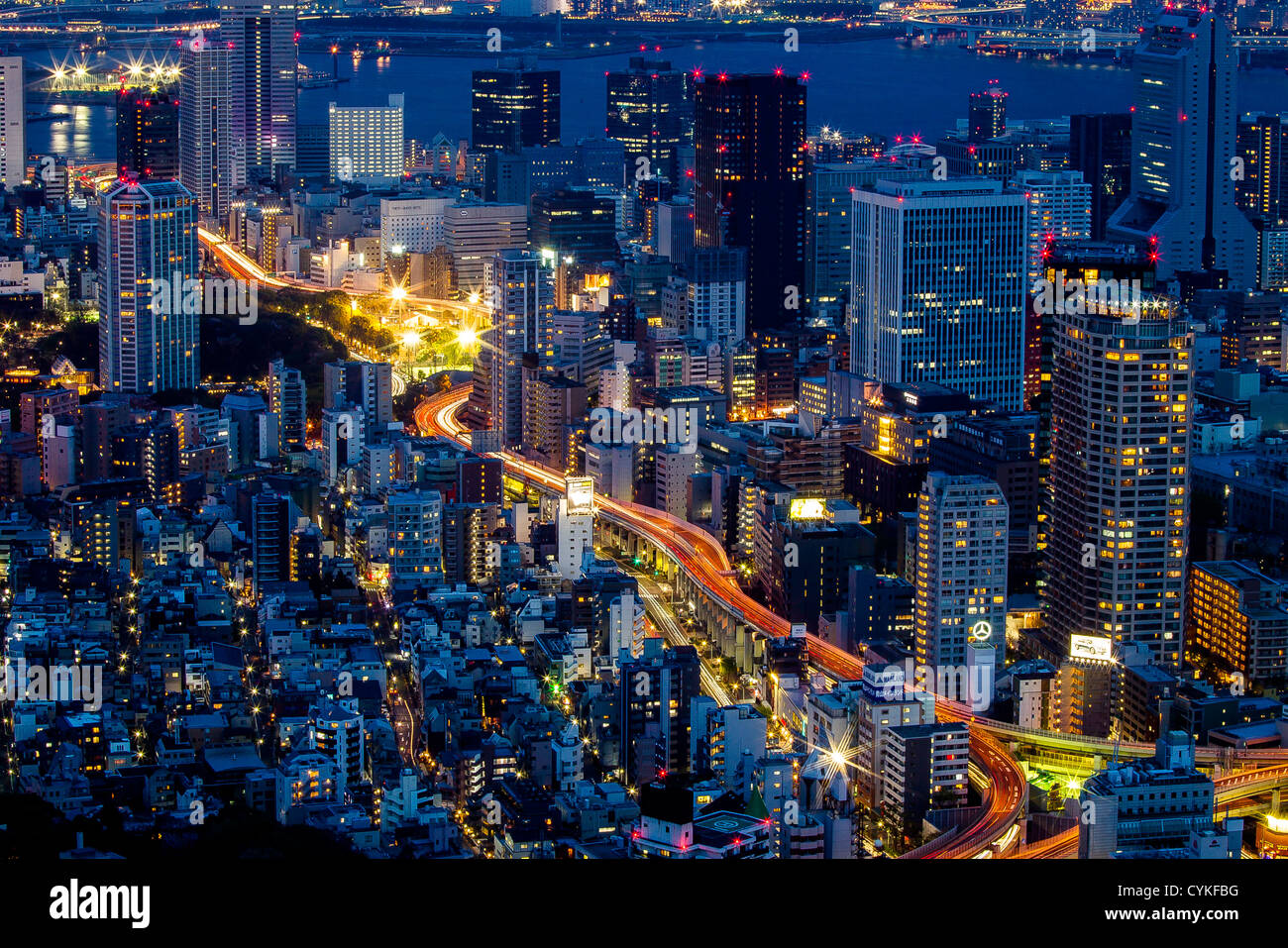 Vista dalla cima del Roppongi Hills Mori Tower sulla piattaforma di osservazione oltre il Metropolitan Expressway n. 2 percorso di Meguro, Tokyo (Shuto Kōsoku Dōro Kabushiki-gaisha) e la Torre di Tokyo (Tōkyō tawā) Foto Stock