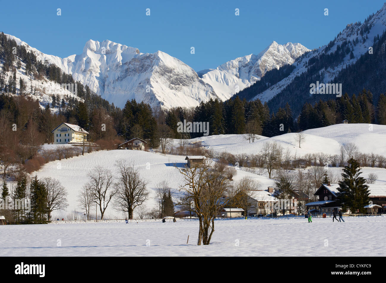 Soleggiata giornata invernale in Algovia orientale delle Alpi Foto Stock