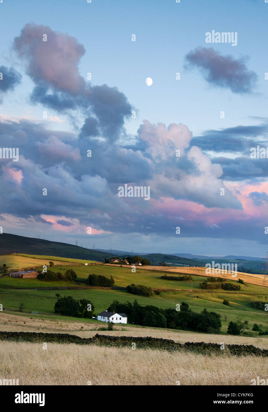Un bel paesaggio con una luna piena e verde patures nel Peak District nei pressi di greater manchester Foto Stock