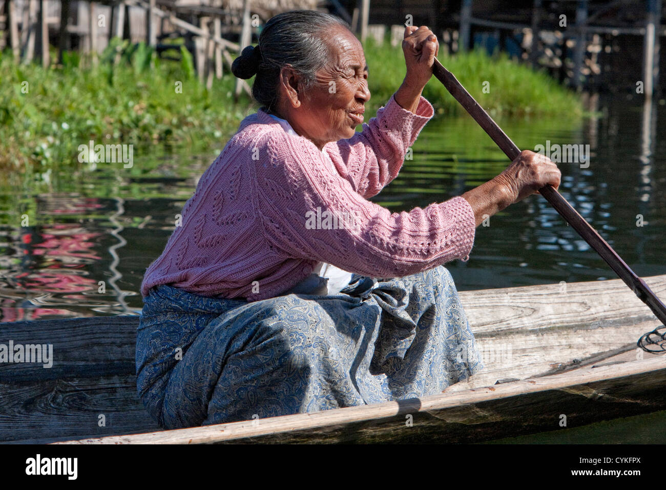 Myanmar Birmania. Vecchia donna Intha Canottaggio la sua barca, Lago Inle, Stato di Shan. Foto Stock