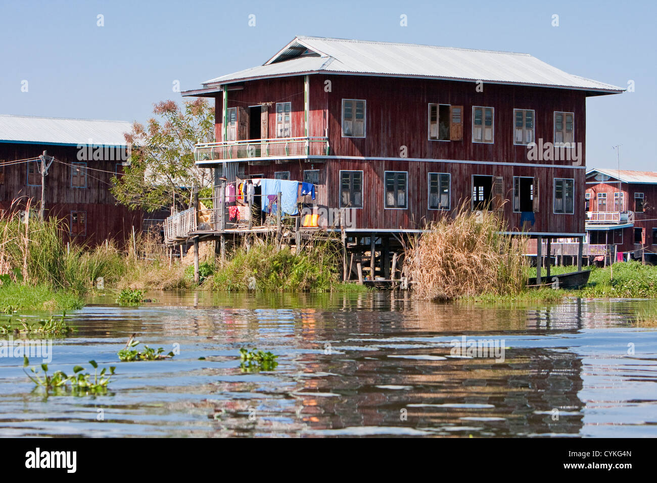 Myanmar Birmania. Casa di villaggio su palafitte, Lago Inle, Stato di Shan. Foto Stock