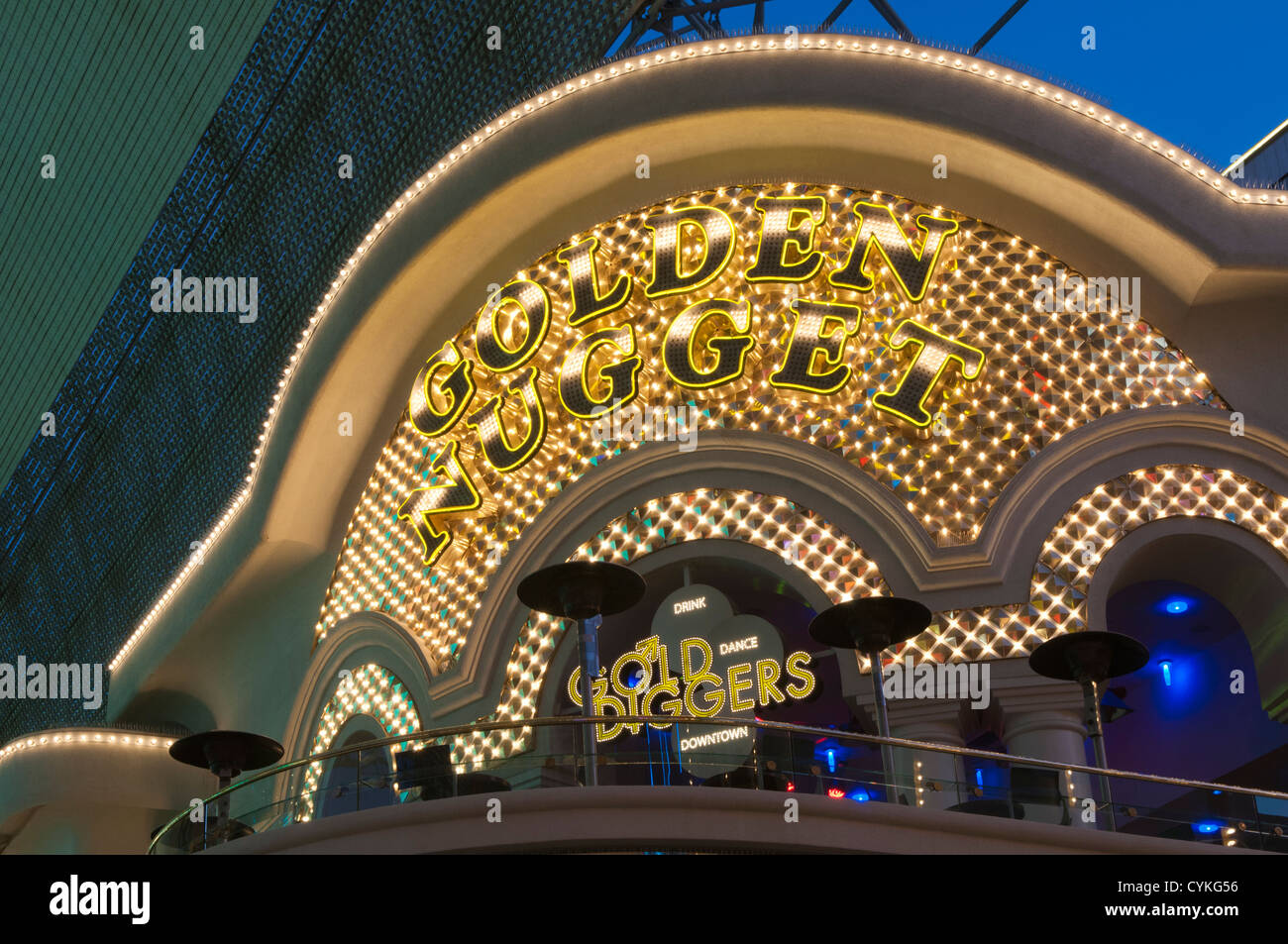 Il Golden Nugget Hotel Casino notturno al Fremont Street Experience luci al neon di Las Vegas, Nevada, USA. Foto Stock