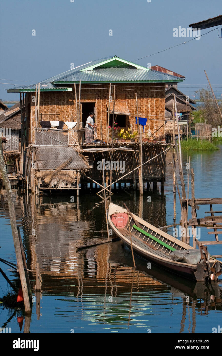 Myanmar Birmania. La scena del villaggio, casa su palafitte, trasporto in barca, Lago Inle, Stato di Shan. Foto Stock