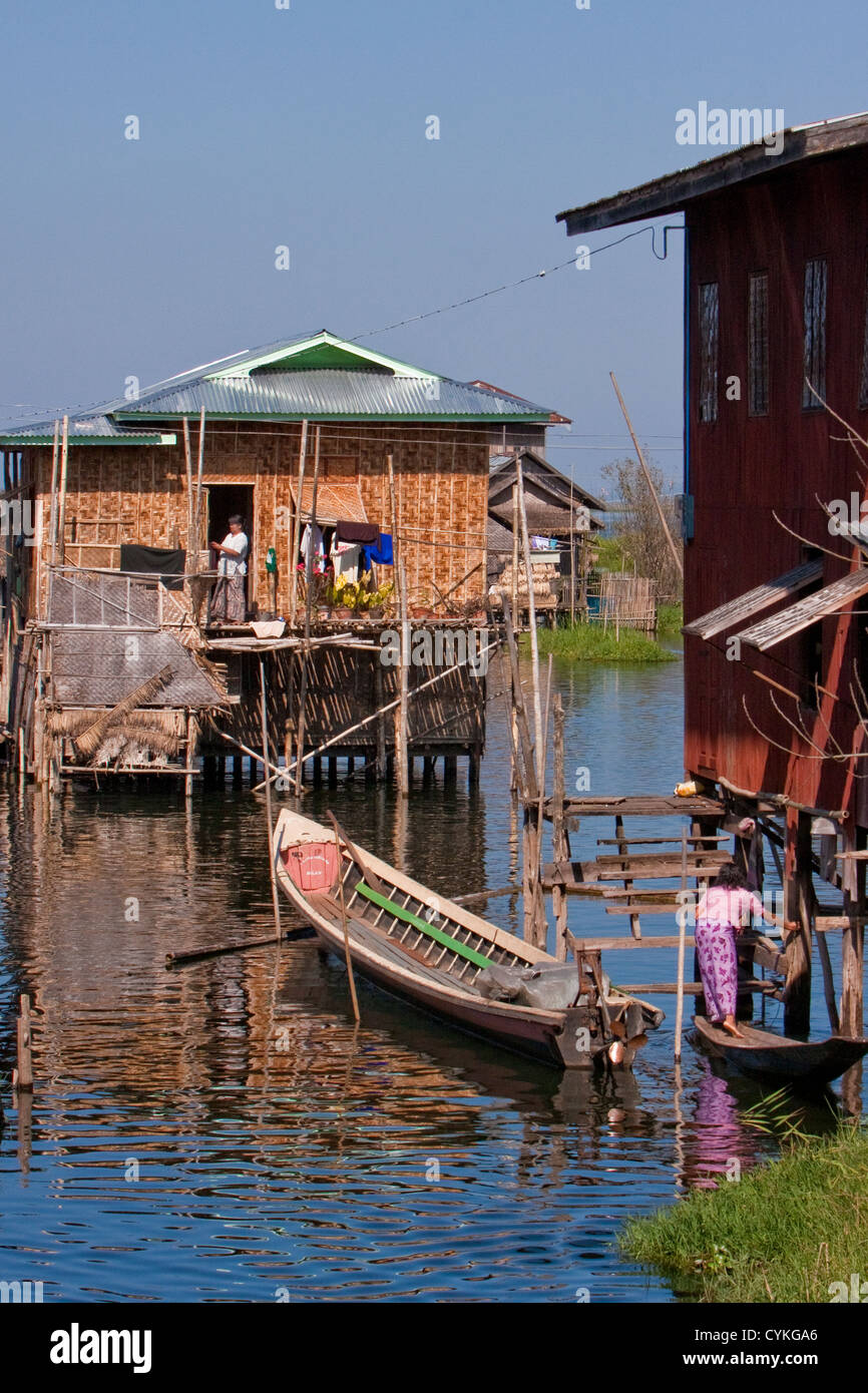 Myanmar Birmania. La scena del villaggio, casa su palafitte, trasporto in barca, Lago Inle, Stato di Shan. Foto Stock