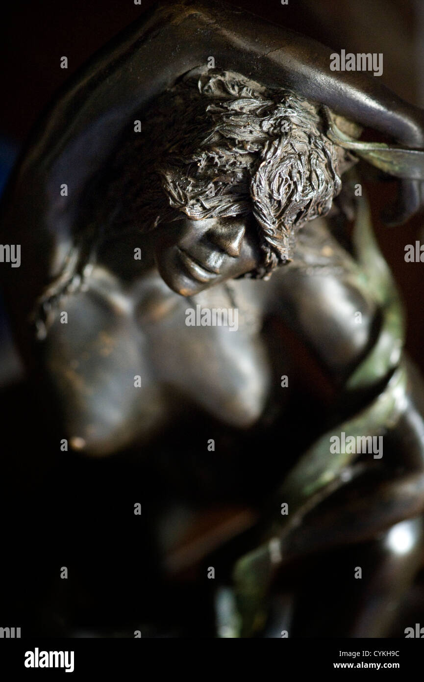 La profondità di campo di una immagine della resina in bronzo statuetta scultura nastri dalle Sue Riley scultore edizione limitata di 25 EDITORIALE Foto Stock