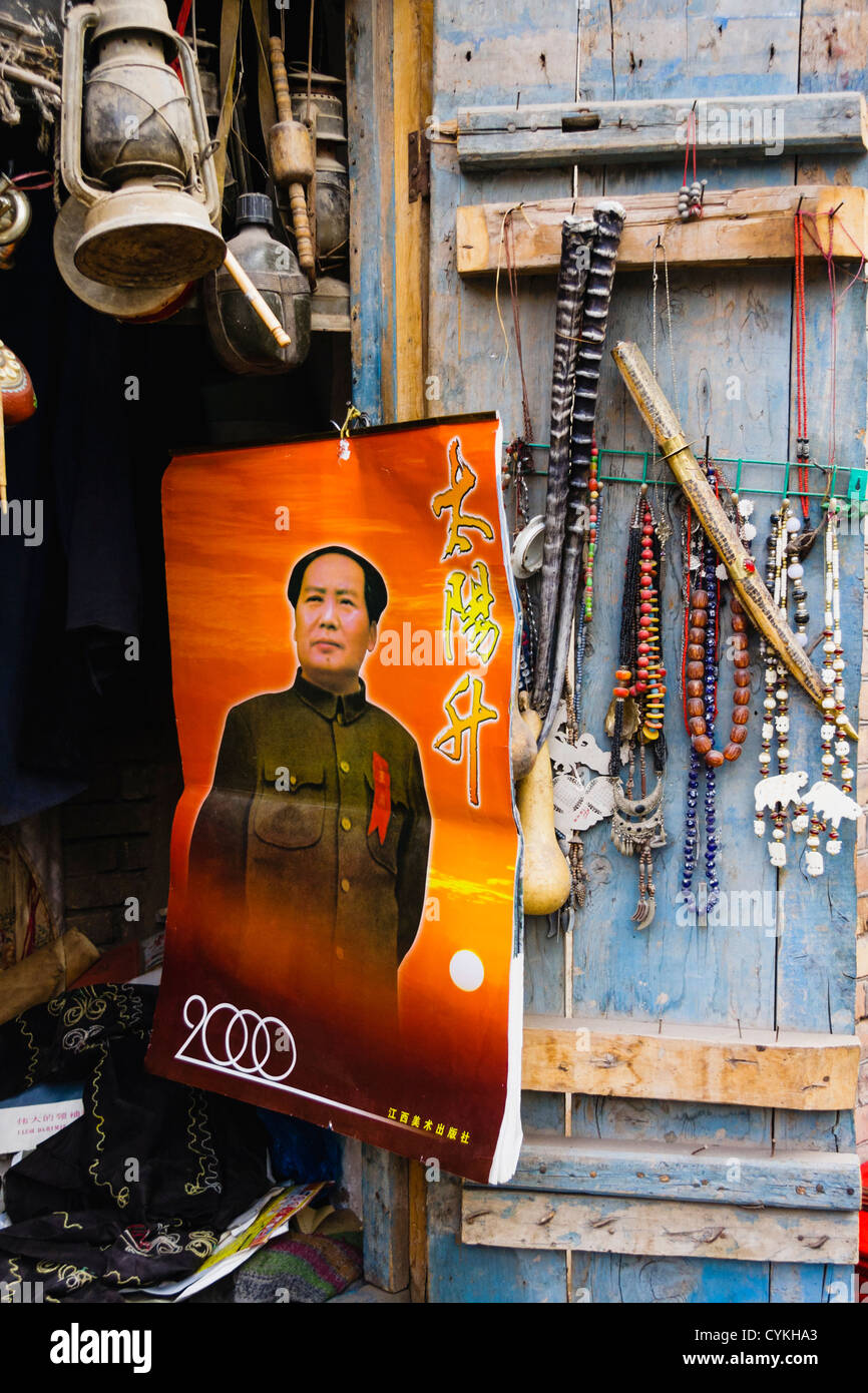 Mao Zedong calendario presso un negozio di antiquariato nel vecchio Kashgar, Xinjiang, Cina Foto Stock