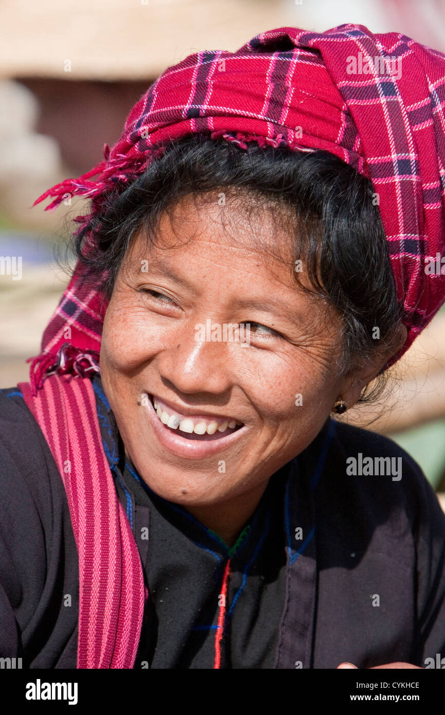 Myanmar Birmania. Donna di pa-O gruppo etnico al mercato locale, Lago Inle, Stato di Shan. Foto Stock