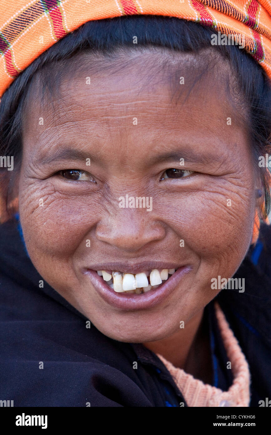 Myanmar Birmania. Donna di pa-O gruppo etnico al mercato locale, Lago Inle, Stato di Shan. Foto Stock