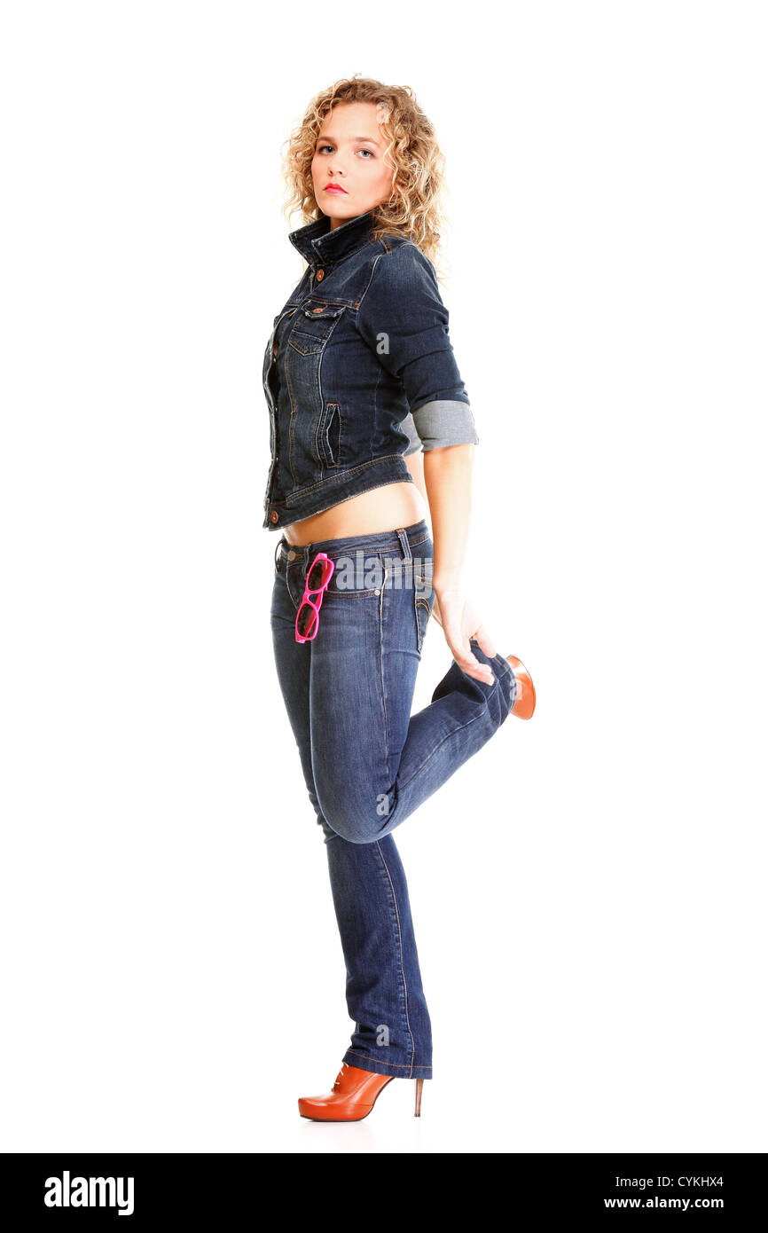 Bella giovane donna bionda 20s in piedi corpo pieno in jeans usura isolati su sfondo bianco ragazza caucasica Foto Stock