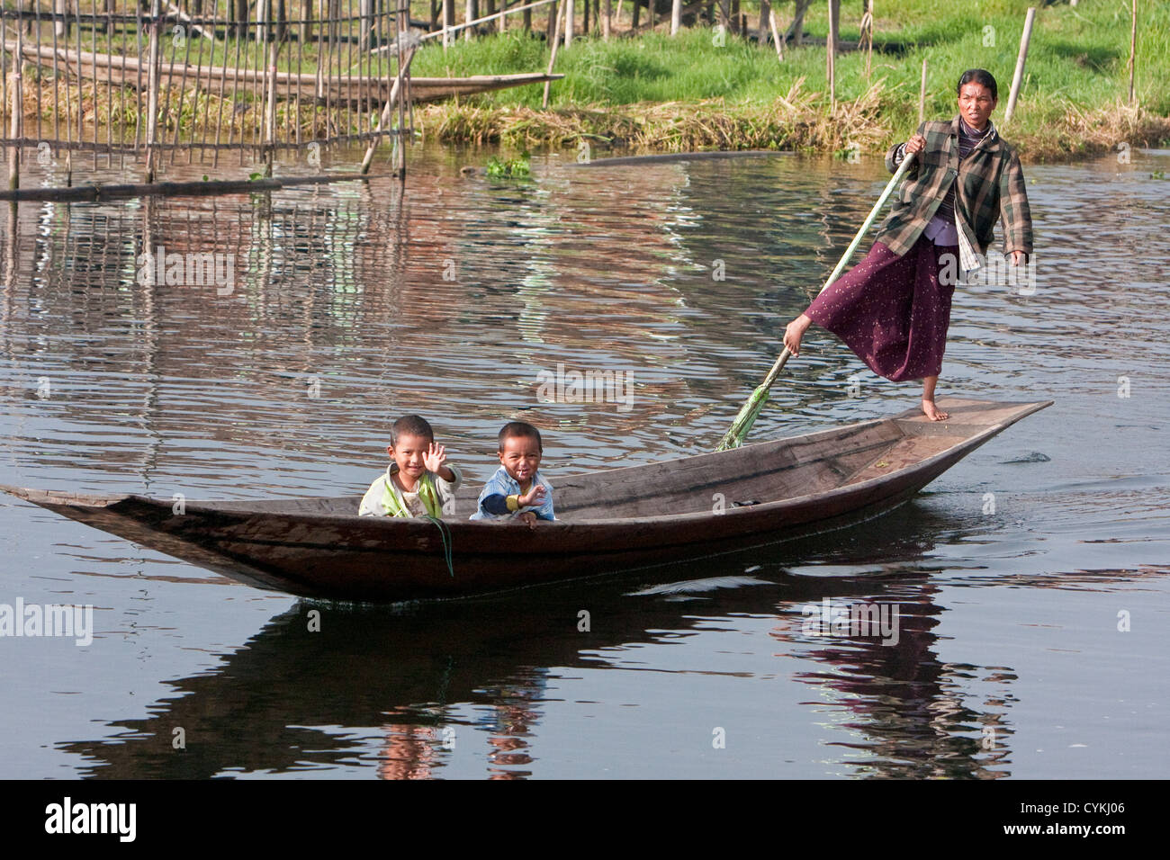 Myanmar Birmania. Uomo birmano di Intha gruppo etnico canottaggio canoa in uno zampe Comune di stile al Lago Inle, Stato di Shan. Foto Stock