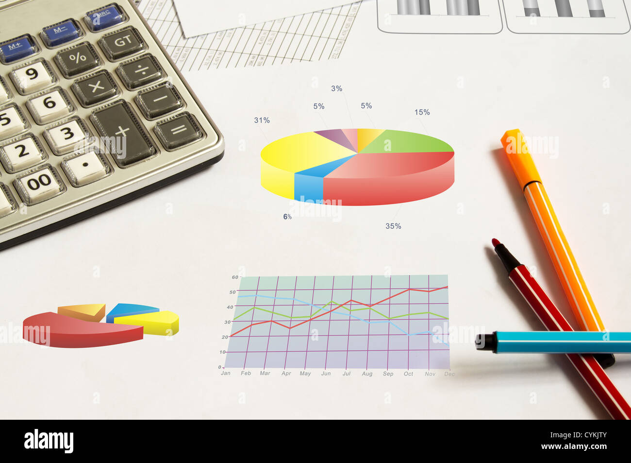 Financial tabelle e grafici sul tavolo Foto Stock